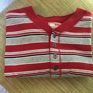 Men’s Levi’s short sleeve shirt. Size L. 100% cotton. Excellent condition.
